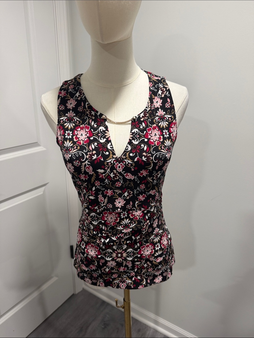 Women's Black Floral Chain-Accented Tank Top